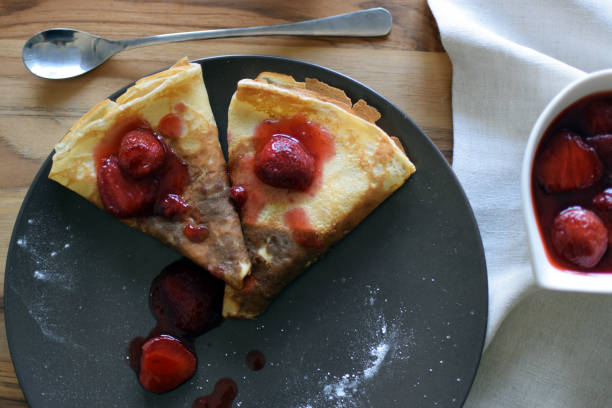 domowe naleśniki z twarogiem i truskawkami na talerzu. drewniane tło. - curd cheese food and drink spoon food zdjęcia i obrazy z banku zdjęć