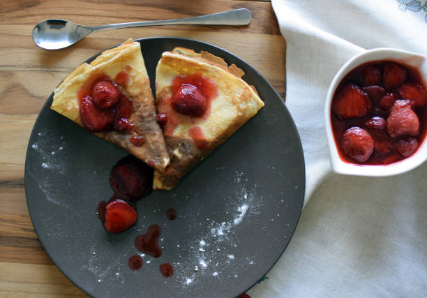 domowe naleśniki z twarogiem i truskawkami na talerzu. drewniane tło. - curd cheese food and drink spoon food zdjęcia i obrazy z banku zdjęć