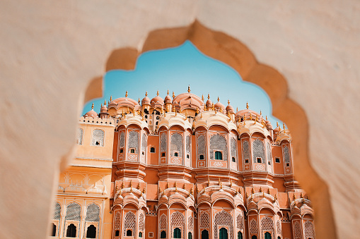 Interior del Hawa Mahal o el Palacio de los vientos en Jaipur India. Está construida de piedra arenisca roja y rosa. photo