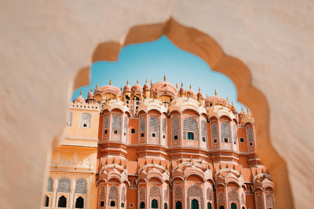 внутри хава махал или дворец ветров в джайпуре, индия. он построен из красного и розового песчаника. - индия стоковые фото и изображения