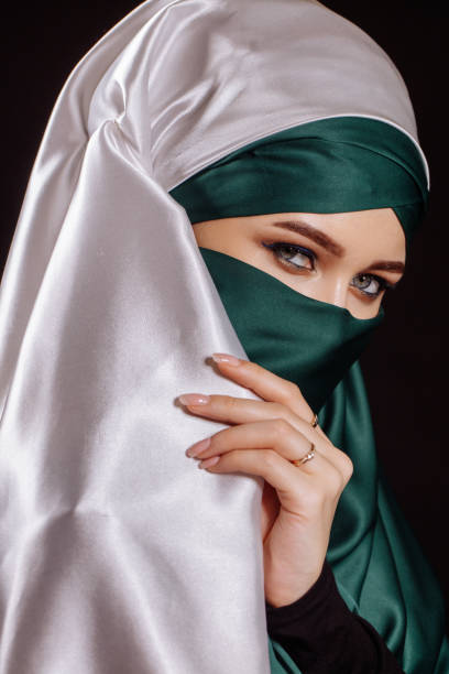 クローズ アップの肖像画。恥ずかしがり屋のイスラム教徒の妻 does ' t が彼女の顔を見せたいです。 - human head black women dress ストックフォトと画像
