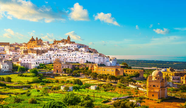 horizonte de la ciudad blanca de ostuni e iglesia, brindisi, apulia, italia. - brindisi fotografías e imágenes de stock