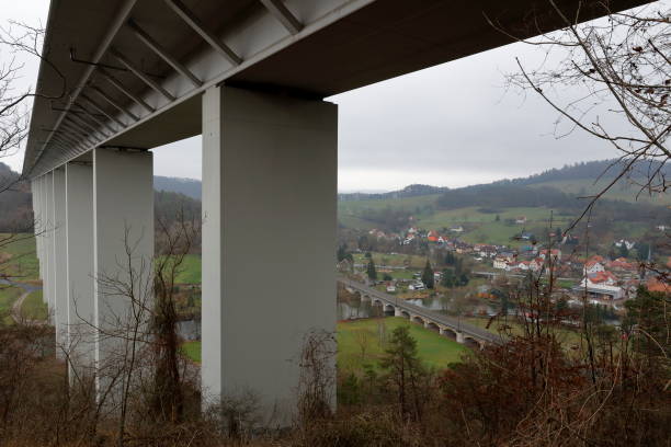 the motorway bridge near eisenach - konstruktion imagens e fotografias de stock