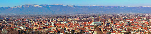 30 mega pixels panorama of the city of vicenza in northern italy - mega pixels imagens e fotografias de stock
