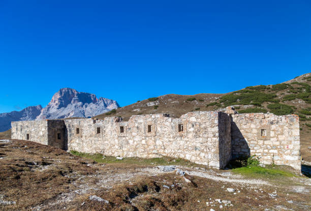 руины фортификационного сооружения на штруделькопфсателе - croda rossa стоковые фото и изображения