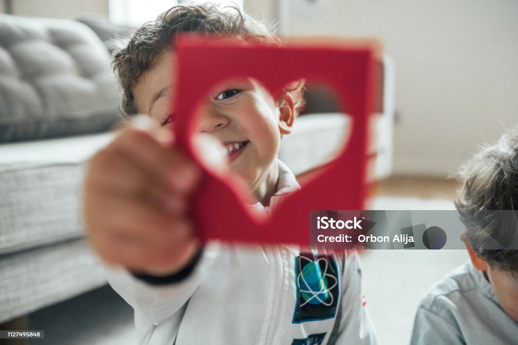 Junge posiert mit Herz - Lizenzfrei Valentinstag Stock-Foto