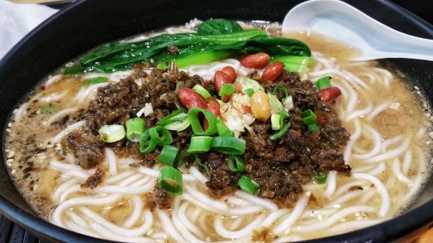 riz chinois nouilles dans un bouillon parfumé - noodle soup photos et images de collection