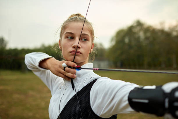 fille de tir à l’arc - archery bow arrow arc photos et images de collection