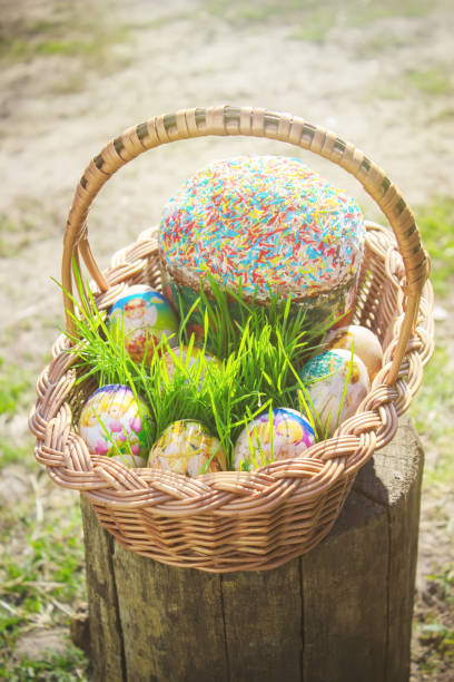 semana santa. decoraciones de pascua en una cesta. primavera. enfoque selectivo. - picnic basket christianity holiday easter fotografías e imágenes de stock