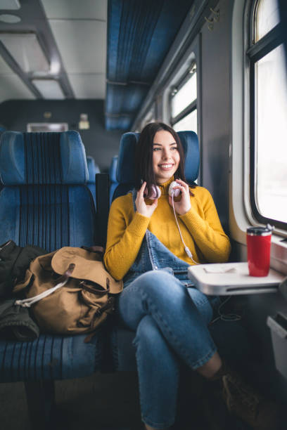 escuchando la música viaja en un tren de pasajeros - fun time audio fotografías e imágenes de stock