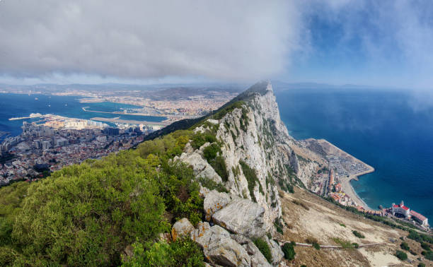 le rocher de gibraltar, espagne - rock of gibraltar photos et images de collection