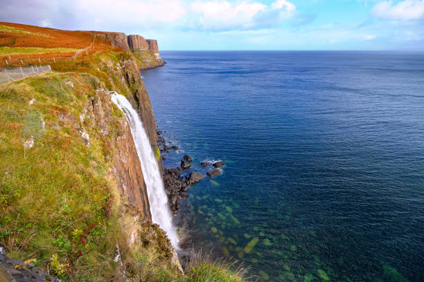 kilt rock und mealt - wasserfall in isle of skye - water rock landscape cliff stock-fotos und bilder