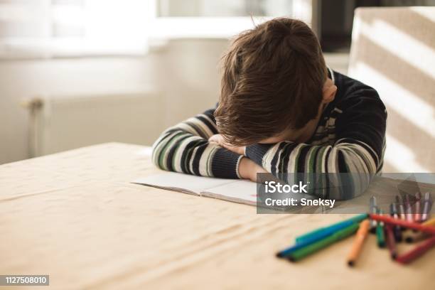 Müde Junge Seine Hausaufgaben Am Tisch Stockfoto und mehr Bilder von Akademisches Lernen - Akademisches Lernen, Betrachtung, Bildung