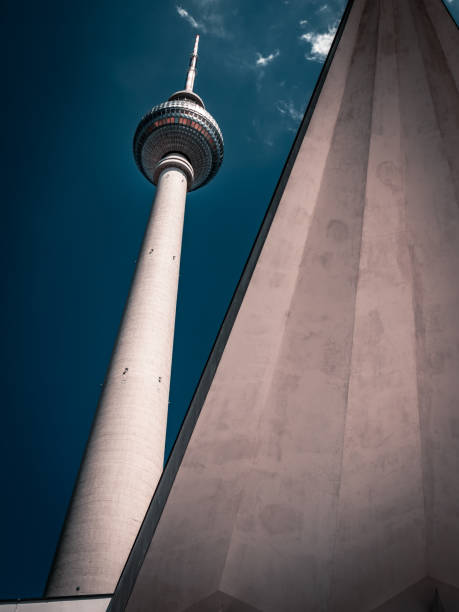 torre de televisão de berlim, ângulo baixo - berlin germany television tower communications tower alexanderplatz - fotografias e filmes do acervo