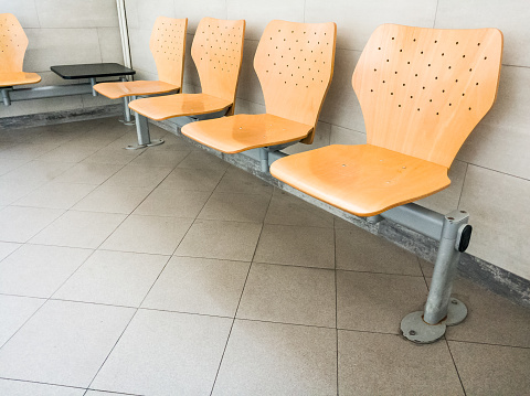 Un grupo de sillas en una sala de espera photo
