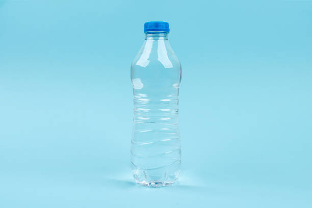 пластиковые бутылки воды пить - water bottle cold purified water стоковые фото и изображения