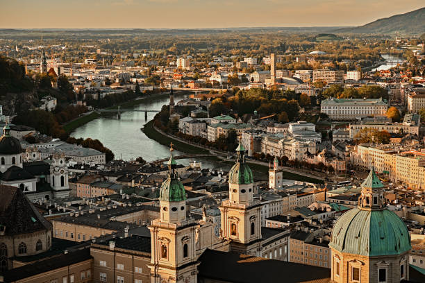 Beautiful sunset aerial view on Salzburg, Austria, Europe. City in Alps of Mozart birth. Panoramic view of Salzburg skyline from Festung Hohensalzburg in autumn. Famous town and popular international travel destination. hermosa vista aérea del atardecer en salzburgo, austria, europa. ciudad de nacimiento de alpes de mozart. vista panorámica del horizonte de salzburgo de festung hohensalzburg en otoño. ciudad famosa y popular de los destinos internacionales