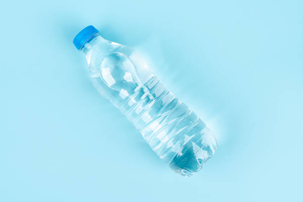 プラスチック製のドリンク ボトル - water bottle cold purified water ストックフォトと画像