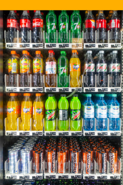 다양 한 음료수 자판기 - vending machine machine soda selling 뉴스 사진 이미지