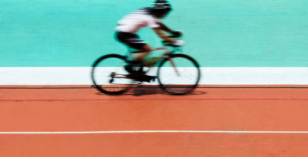 自転車競技場で自転車に乗ること - track cycling ストックフォトと画像