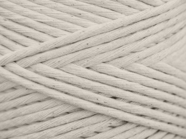 cordón de algodón para macramé. closeup de la madeja. fondo blanco - twisted yarn fotografías e imágenes de stock