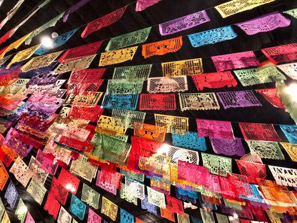 streamerzy kolorowych meksykańskich flag - fiesta - uroczystość - mexico mexican culture carnival paper zdjęcia i obrazy z banku zdjęć