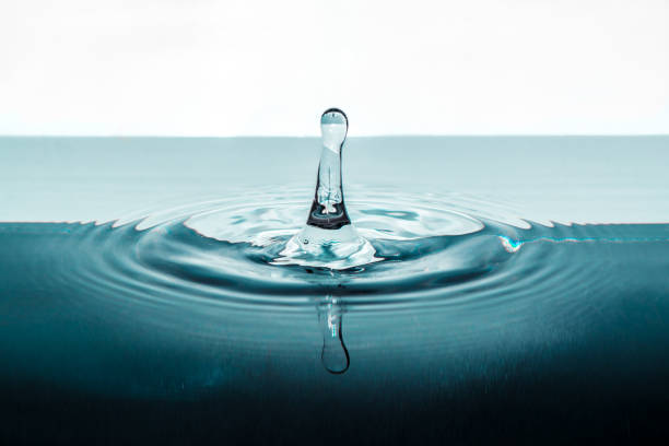 A drop of water falls on the surface A drop of water falls on the surface tuffo stock pictures, royalty-free photos & images