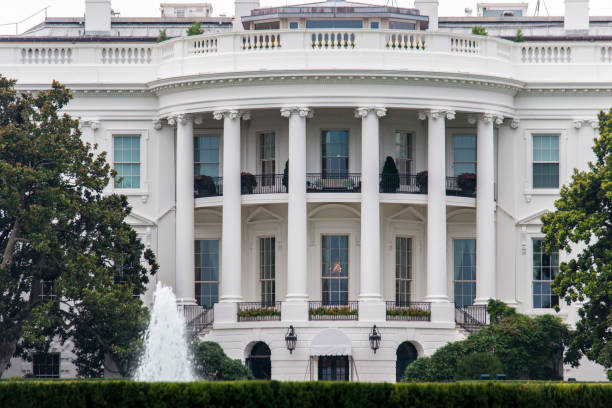 アメリカ、ワシントン dc のホワイトハウスのリアビュー。 - washington dc day white house american flag ストックフォトと画像