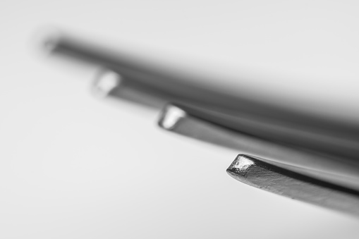 Primer plano de los dientes de un tenedor de metal en blanco y negro photo