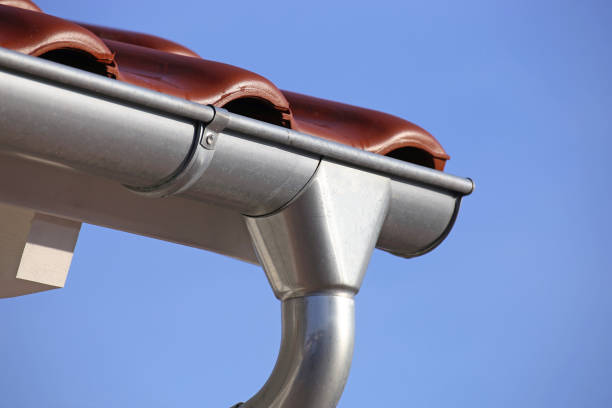 Roof gutter on a new tiled roof Roof gutter on a new tiled roof steel gutters stock pictures, royalty-free photos & images