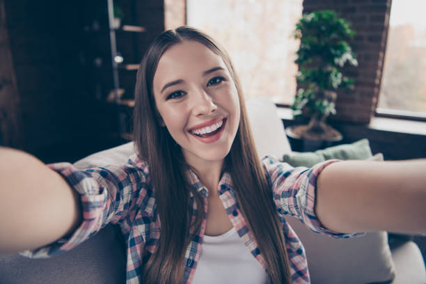 foto de atractiva positiva alegre magnífico magnífico dulce adolescente tomando haciendo autorretrato en dispositivo de gadget de cerca - video conference camera fotografías e imágenes de stock