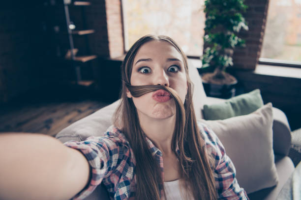 그녀가 그녀의 미친 여자에 게 손을 잡고 스마트폰 selfie 걸릴 재미 흥분된 기쁨 사랑 스러운 코미디언 달콤한의 근접 촬영 사진 초상화 - portrait female funky contemporary 뉴스 사진 이미지