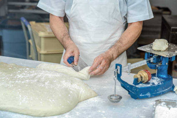 chef mão cortando a farinha de pão de pão e de equilíbrio da máquina de escalas em preparar passo na cozinha de padaria - baker california - fotografias e filmes do acervo