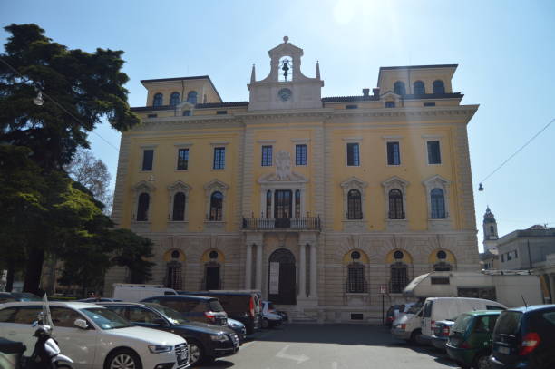 wichtigsten fassade des palastes poste oder caminato in verona. - piazza nova stock-fotos und bilder