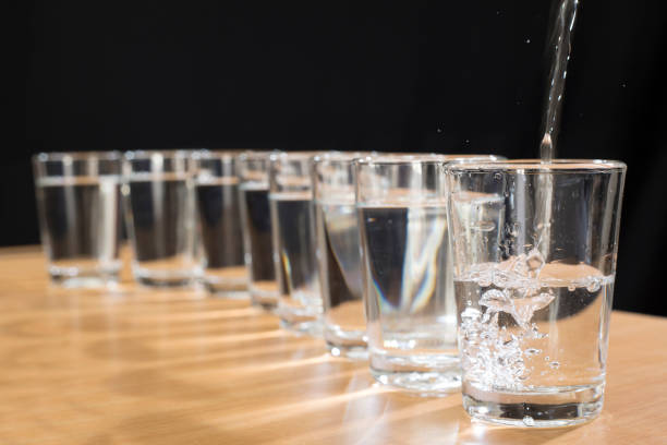 otto bicchieri d'acqua al giorno - water glass glasses number 8 foto e immagini stock