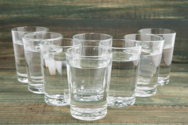 восемь стаканов воды в день - water glass glasses number 8 стоковые фото и изображения