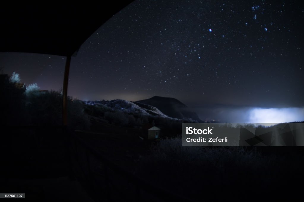 Phong Cảnh Đêm Tuyệt Đẹp Với Núi Rừng Đêm Đầy Sao Rừng Đêm Với Đồng Cỏ Xanh  Và Núi Trong Đêm Đầy Sao Rực Rỡ Hoặc Tầm Nhìn Ra Dải Ngân Hà