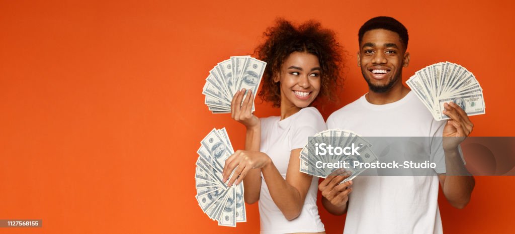 お金紙幣の幸せなカップル持株束 - 通貨のロイヤリティフリーストックフォト