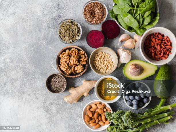 健康的なきれいな食品 野菜果物ナッツ灰色の背景にスーパー フード健康的な食事のコンセプトです平面図です - 健康的な食事のストックフォトや画像を多数ご用意