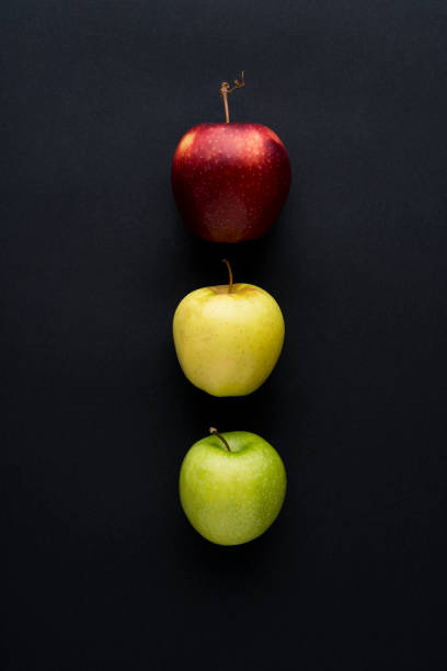 maçãs em fundo preto - apple granny smith apple three objects green - fotografias e filmes do acervo