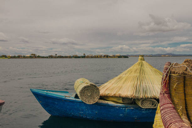 łodzie dla kotów, wyspa uros, jezioro titicaca - barraco zdjęcia i obrazy z banku zdjęć