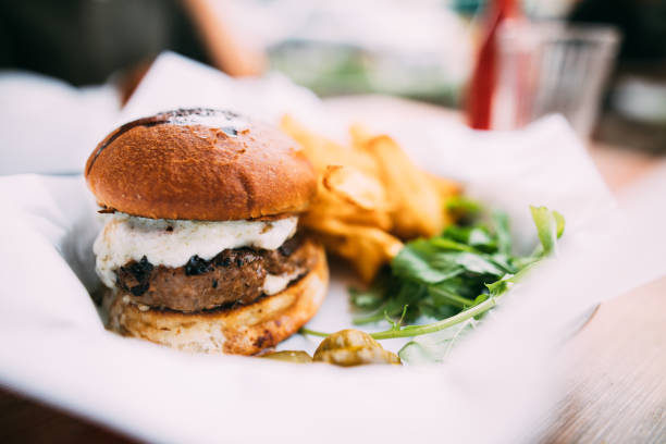 hamburger gustoso con patatine fritte in tavola - portion turkey sandwich close up foto e immagini stock