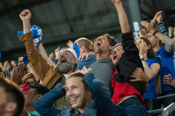 amigos muy contentos celebrando el éxito de su equipo - gradas fotografías e imágenes de stock