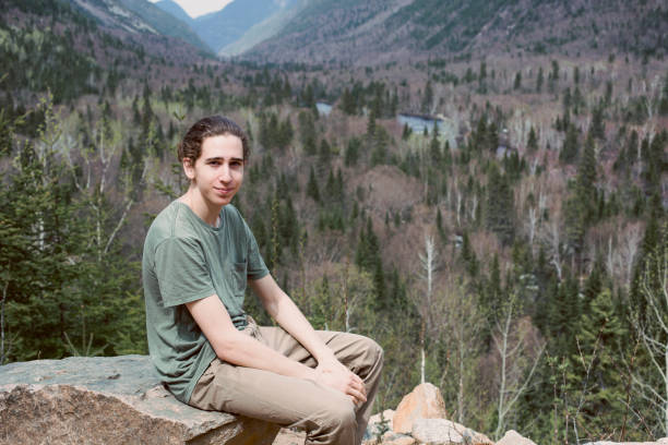 retrato de un adolescente en el parque nacional des hautes-gorges-de-la-rivière-malbaie, quebec - travel destinations mountain hiking profile fotografías e imágenes de stock