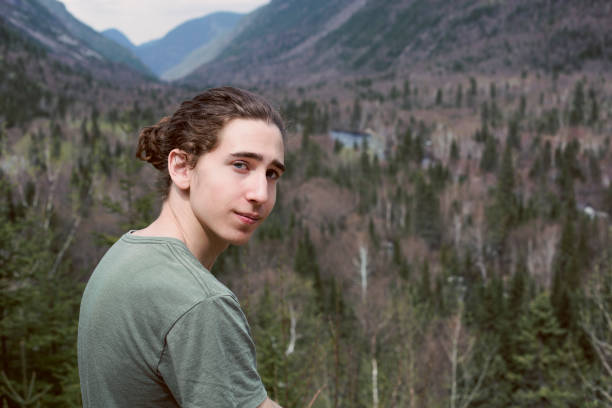 porträt eines teenagers auf dem nationalpark des hautes-gorges-de-la-rivière-malbaie, quebec - travel destinations mountain hiking profile stock-fotos und bilder