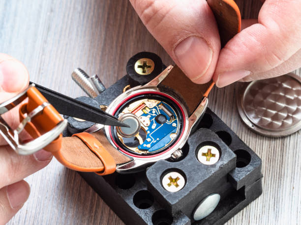 orologiaio ripara orologio da polso al quarzo da vicino - watch maker work tool repairing watch foto e immagini stock