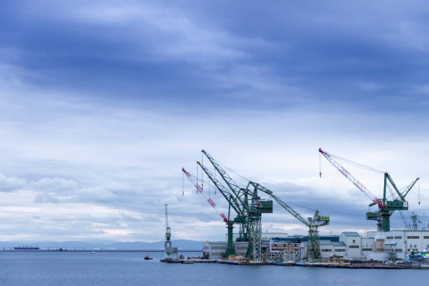 고베 항, 고베, 일본의 산업의 제방 및 승객 페리 포트 도크에 산업용 크레인 - passenger ship ferry crane harbor 뉴스 사진 이미지