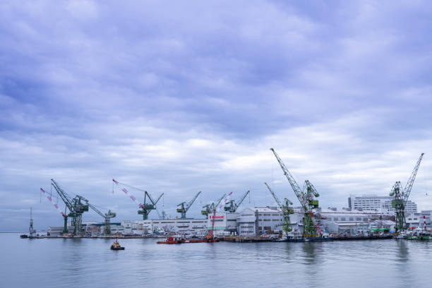 고베 항, 고베, 일본의 산업의 제방 및 승객 페리 포트 도크에 산업용 크레인 - passenger ship ferry crane harbor 뉴스 사진 이미지