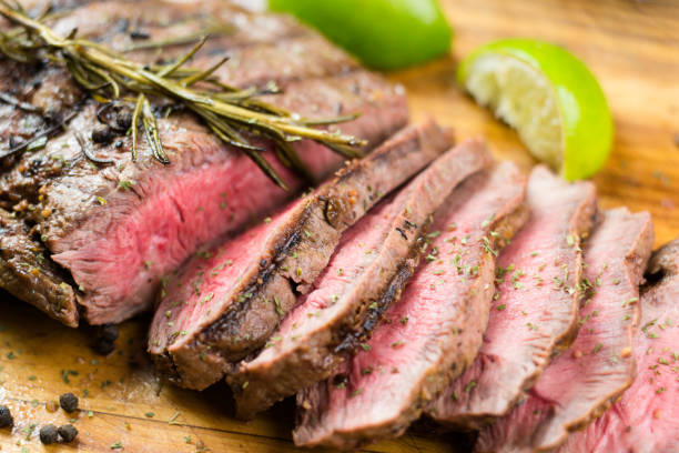 juicy grilled flank steak - flank steak imagens e fotografias de stock