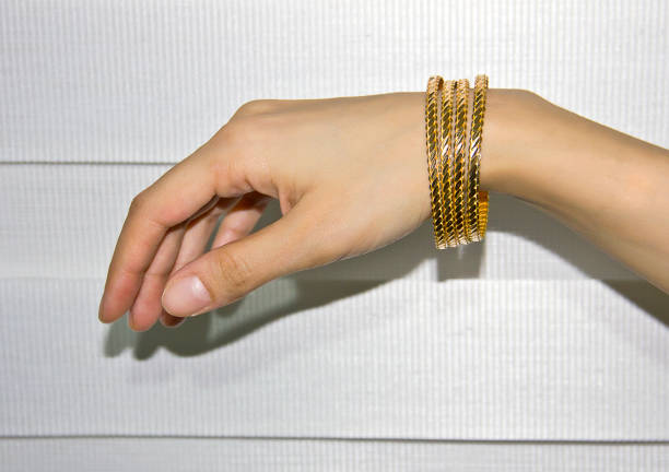 золотой браслет - bracelet стоковые фото и изображения